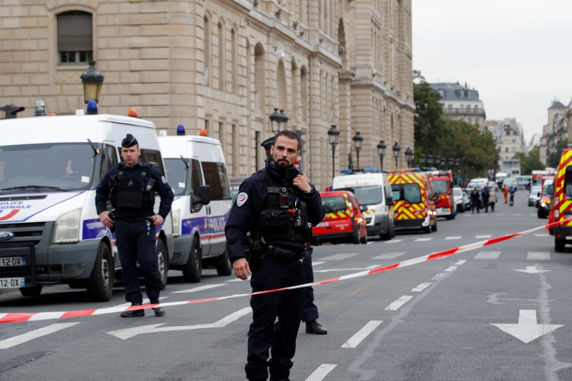 Suspeitos são capturados em perseguição após roubo de joias em Paris