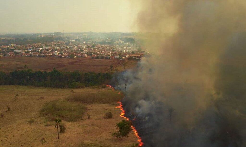 Incêndio que ilhou turistas já percorre 20 km na região dos Veadeiros
