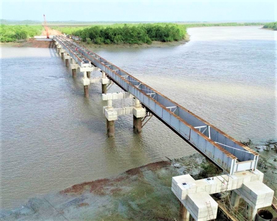 Finalização do içamento das vigas metálicas nos blocos em água na obra da Ponte Central Bequimão (Foto: Divulgação)