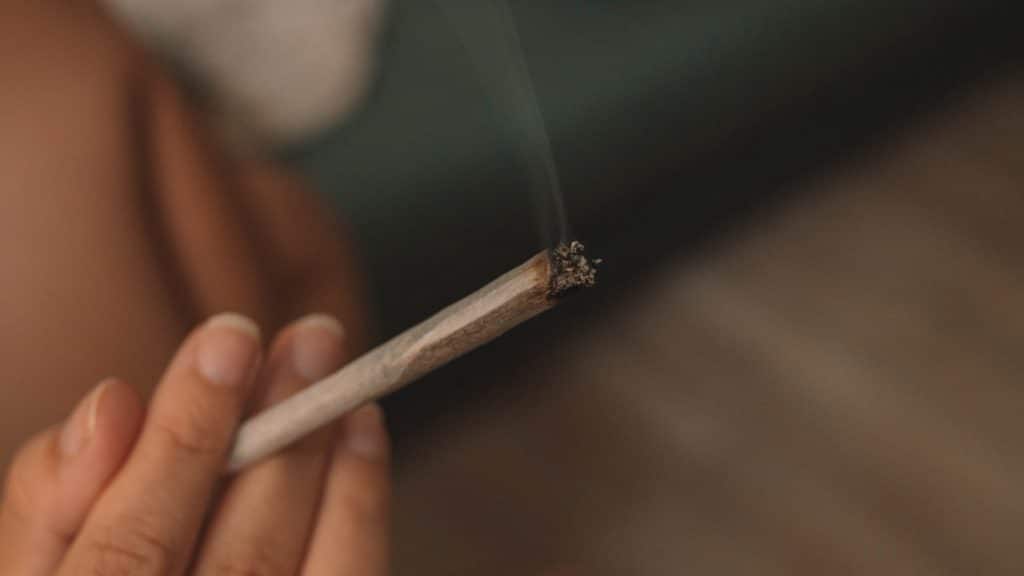 Homem com extensa ficha criminal é preso fumando maconha na Av. Litorânea