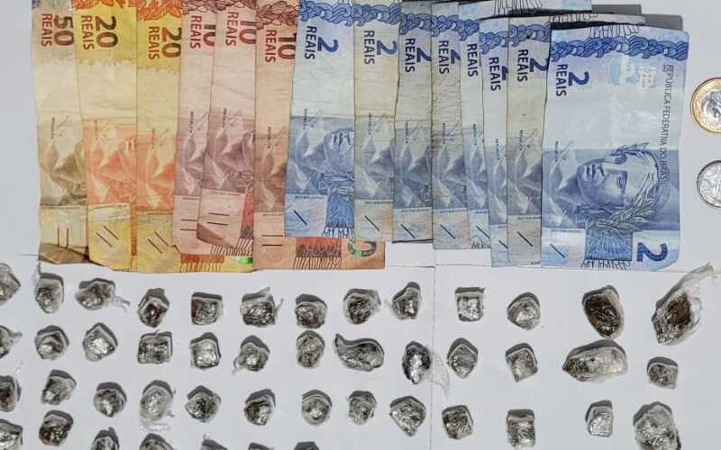 Dupla é detida com maconha e dinheiro na Vila Embratel