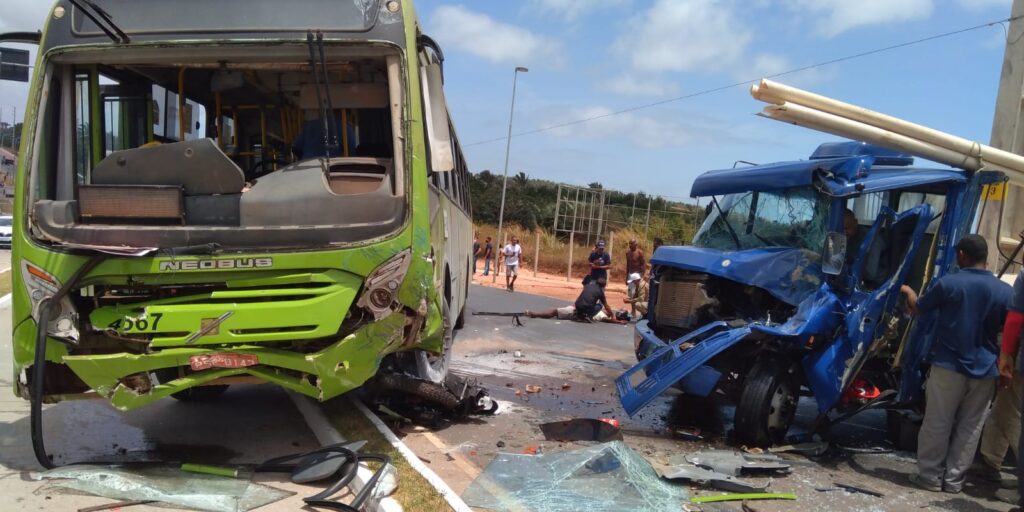 Acidente envolvendo três veículos no Araçagy deixa duas pessoas mortas