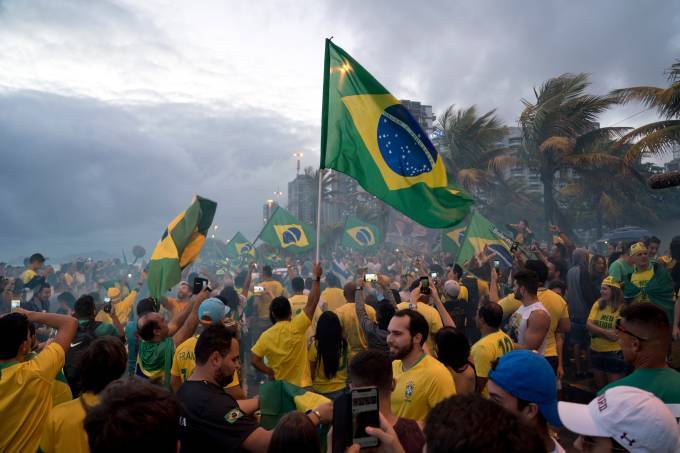 Expectativas internacionais e protestos no Brasil colocam BOVESPA em queda