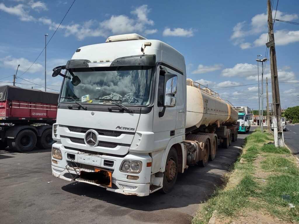 Caminhão que transportava 43.542 litros de etanol hidratado. (Foto: Divulgação)