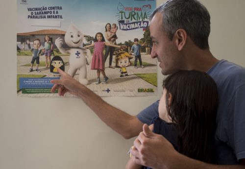 Rafaela Petrosk, 4, foi levada pelo pai, José Luíz Petroski para ser vacinada na Campanha Nacional de Vacinação contra o sarampo e a poliomielite (Marcelo Camargo/Agência Brasil)