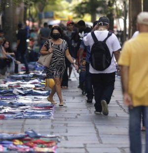 Pessoas caminham entre vendedores ambulantes vendendo suas mercadorias no centro do Rio de Janeiro, Brasil, 1º de setembro de 2020. REUTERS / Ricardo Moraes